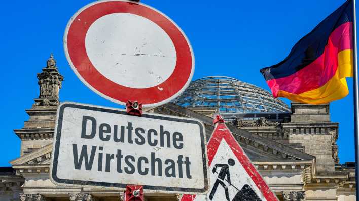 Schild Deutsche Wirtschaft vor Baustelle