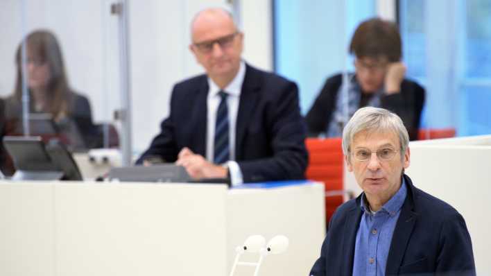 Hans-Christoph Berndt (r.), Brandenburger AfD-Fraktionsvorsitzender, spricht während einer Sitzung des Landtages. Hinter ihm sitzt Dietmar Woidke (SPD), Ministerpräsident von Brandenburg (Bild: dpa / Soeren Stache)