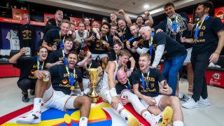 Die deutsche Basketball-Nationalmannschaft feiert ihren Titelgewinn bei der WM in der Kabine.