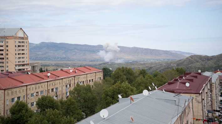 Rauch steigt nach einem Beschuss in der Region Berg-Karabach auf.