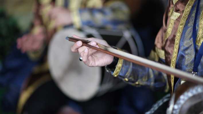 Das persische Instrument Tar wird bei einem Konzert gespielt.