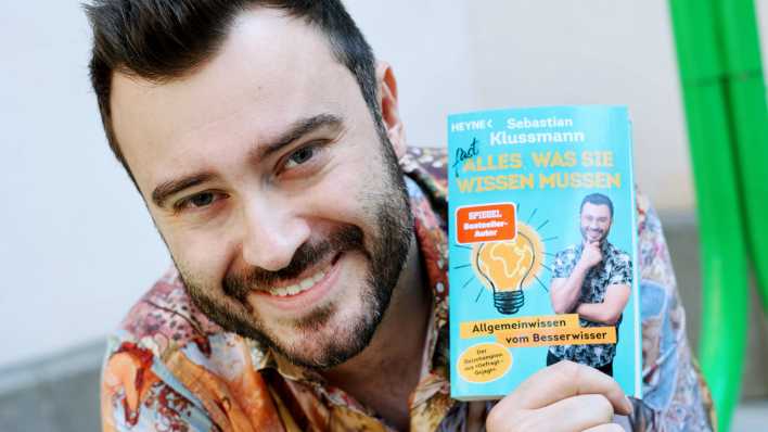 Sebastian Klussmann, Profi-Quizzer, mit seinem neuen Buch "Fast alles, was Sie wissen müssen"