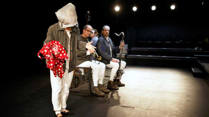 Szene aus "Eine Niere hat nichts mit Politik zu tun" am Maxim-Gorki-Theater