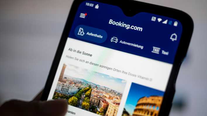 Auf einem Smartphone ist die App des Reiseportals Booking.com zu sehen (Bild: picture alliance/dpa)
