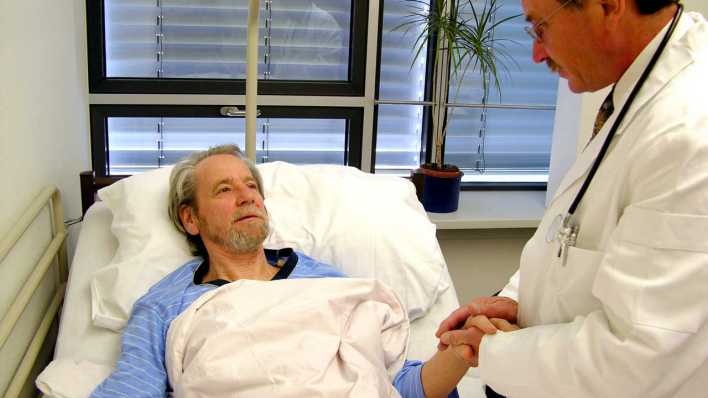 ARCHIV: Arzt hält Hand von Patienten (Bild: picture alliance/CHROMORANGE / Bilderbox)