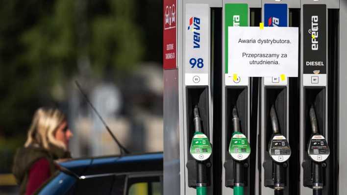 Polen: Ausverkauf von Treibstoff an Orlen-Tankstelle (Bild: picture alliance/dpa/CTK)