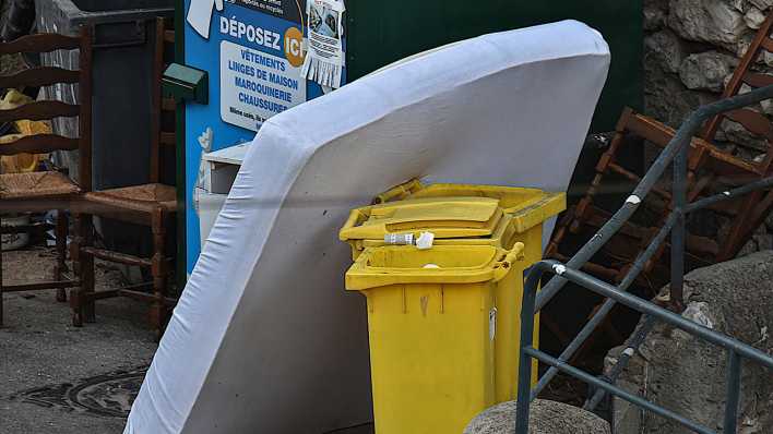 Symbolbild: Bettwanzen in Frankreich, eine Matratze liegt auf der Straße.