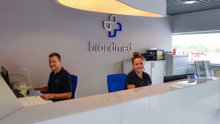 ARCHIV: Mitarbeiter von brandmed, einem grenzüberschreitenden Gesundheitszentrum in Slubice (Bild: picture alliance / ZB / Patrick Pleul)