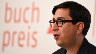 österreichische Autor Tonio Schachinger nach der Auszeichnung mit dem Deutschen Buchpreis 2023