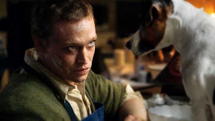 Caleb Landry Jones in einer Szene aus "Dogman" von Luc Besson (Bild: picture alliance/dpa/Filmfest Venedig | Shana Besson)