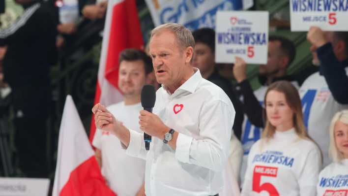 Donald Tusk, Vorsitzender der liberalkonservativen Bürgerkoalition (KO) und ehemaliger Präsident des Europäischen Rates, spricht auf einem Bürgerforum. (Bild: Marian Zubrzycki/PAP/dpa)