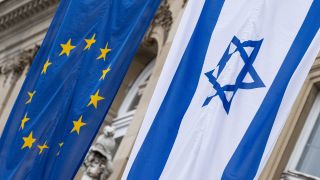 Die Flagge Israels hängt vor dem Neuen Schloss neben der Flagge der EU.