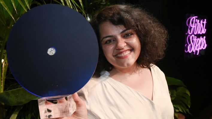 Sara Fazilat freut sich über den No Fear Award für den Film "Nico" bei den First Steps Awards.