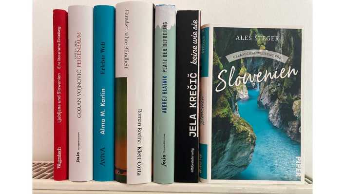 Die Buchrücken zu Büchern Thema Slowenien (Bild: picture alliance/dpa | Sandra Trauner)