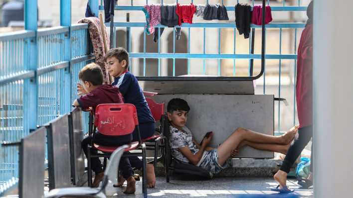 Gaza-Stadt: Palästinensische Kinder halten sich auf dem Gelände einer Schule, die von den Vereinten Nationen betrieben wird und während des Konfliktes als Schutzort dient, auf
