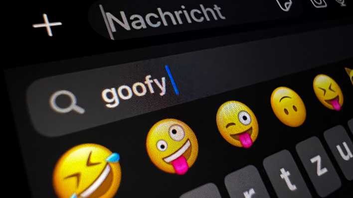 Im Display eines Smartphones ist im Suchfeld für Smileys das Wort "goofy" zu lesen