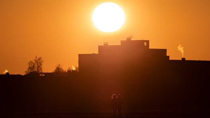 Symbolbild: Freunde im Sonnenuntergang