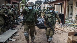 Israelische Truppen bergen Leichen aus einem zerstörten Gebäude.