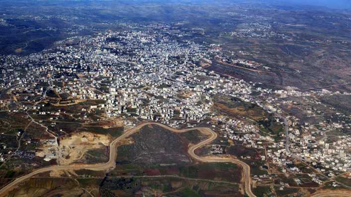 Luftaufnahme von Ost-Jerusalem mit der israelischen Grenzanlage