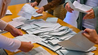 Stimmzettel zur Landratswahl vom brandenburgischen Landkreis Dahme-Spreewald werden nach Wahlschluss ausgezählt.