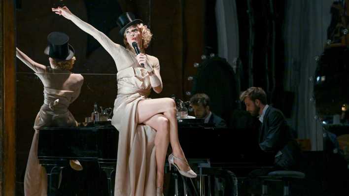 Musiker Sven Ratzke in der Rolle der Marlene Dietrich bei der Fotoprobe zu dem Stück "Marlene" im Renaissance Theater (Bild: picture alliance/dpa/Britta Pedersen)