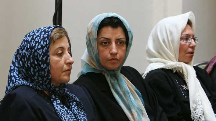 Der Friedensnobelpreis 2023 geht an die iranische Menschenrechtlerin Narges Mohammadi (Mitte). (Archivbild)