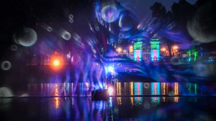 Der Schlosspark Oranienburg ist zum Oranienburger Lichterzauber stimmungsvoll beleuchtet