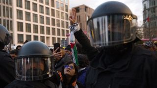Polizisten stehen bei einer verbotenen Pro-Palästina-Demonstratin am Potsdamer Platz