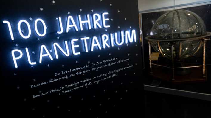 Der Schriftzug "100 Jahre Planetarium" ist im Deutschen Museum in der Sonderausstellung "100 Jahre Planetarium" zu sehen. Im Hintergrund steht das Ptolemäische Planetarium von Sendtner.