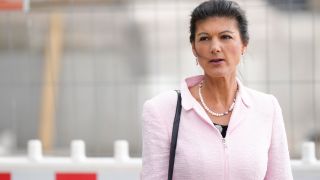 Sahra Wagenknecht, die deutsche Politikerin vor dem Bundestag (Bild: picture alliance / Flashpic | Jens Krick)