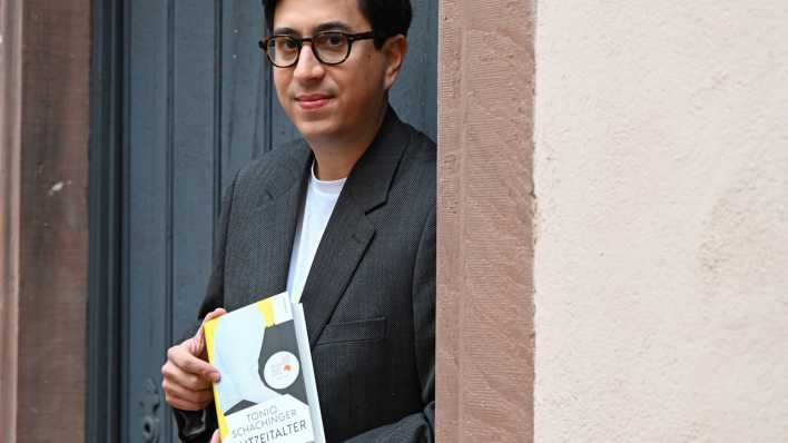Der österreichische Autor Tonio Schachinger zeigt sein Buch "Endzeitalter".
