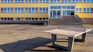 Berlin, menschenleerer Schulhof (Bild: picture alliance / Shotshop / K-H Spremberg)