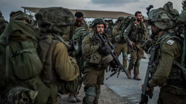 Israelische Soldaten gewinnen am 11.10.2023 die Kontrolle über den Kibbuz Be'eri zurück, der zuvor von Terroristen der Hamas überfallen worden war.