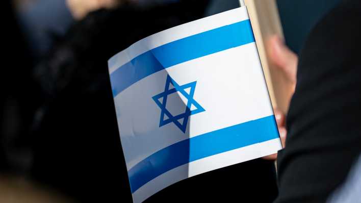 Menschen nehmen an einer Solidaritätsdemo für Israel auf dem Pariser Platz am Brandenburger Tor teil. (Bild: dpa/ Fabian Sommer)