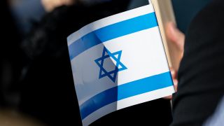 Menschen nehmen an einer Solidaritätsdemo für Israel auf dem Pariser Platz am Brandenburger Tor teil. (Bild: dpa/ Fabian Sommer)