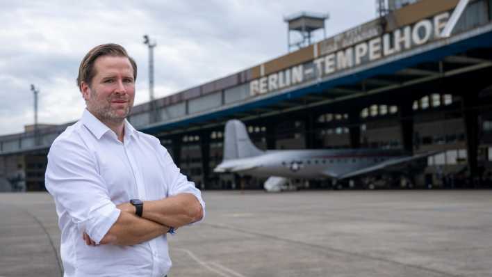 Fabian Schmitz-Grethlein, Geschäftsführer von Tempelhof Projekt GmbH, steht auf dem Vorfeld des ehemaligen Flughafens Tempelhof (Bild: dpa/ Monika Skolimowska)