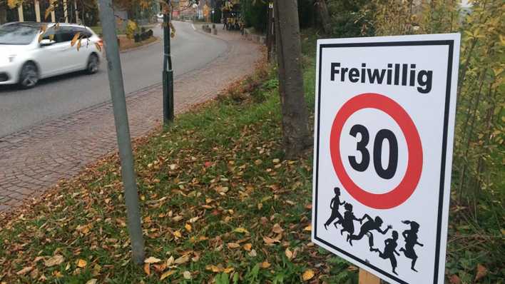 Ein "Freiwillig-Tempo-30" Schild steht an einer Straße in der Gemeinde Gaienhofen im Kreis Konstanz.