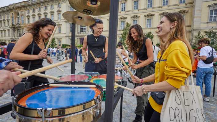 Touristen aus Frankreich und Italien trommeln im Rahmen der "Langen Nacht der Museen" beim "Beating The Drum" vor dem Humboldtforum.
