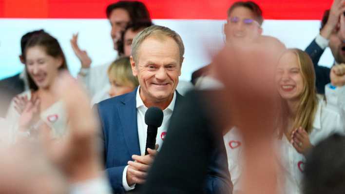 Donald Tusk (M), ehemaliger polnischer Ministerpräsident und Oppositionsführer, spricht zu Anhängern in der Parteizentrale seiner Partei