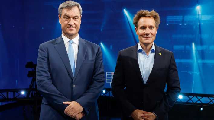 Markus Söder (CSU, l), Ministerpräsident von Bayern, und Ludwig Hartmann (Bündnis 90/Die Grünen), Fraktionsvorsitzender im bayerischen Landtag, stehen nebeneinander im Fernsehstudio nach dem TV-Duell der Sendung "BR24 Wahl - Die Konfrontation" (Bild: Daniel Löb/dpa)