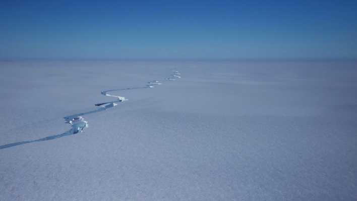 Ein riesiger Riss zieht sich durch das Brunt-Schelfeis in der Antarktis (Bild: picture alliance / Andy Van Kints)