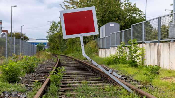 Eine noch stillgelegte Bahnstrecke zwischen Lollar und Rabenau-Londorf in Hessen, die von der Hessischen Landesbahn erworben wurde und eingleisig reaktiviert werden soll (Bild: dpa / Christian Lademann)