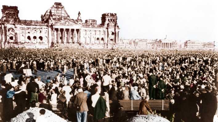 Kundgebung vor dem Reichstag am 9. September 1948. Ernst Reuter fordert Beistand für das blockierte Berlin. Kundgebung vor dem Reichstag am 9. September 1948. Ernst Reuter fordert Beistand für das blockierte Berlin.