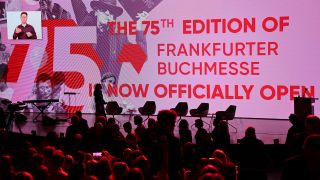 Die Gäste der Eröffnungsfeier der Frankfurter Buchmesse erheben sich nach der offiziellen Eröffnung