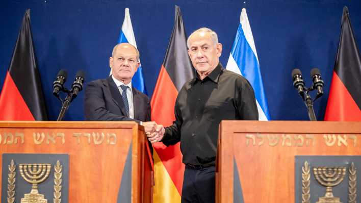 Bundeskanzler Olaf Scholz nimmt gemeinsam mit dem israelischen Ministerpräsidenten Benjamin Netanjahu, nach ihrem Treffen an einer Pressebegegnung teil (Bild: dpa / Michael Kappeler)