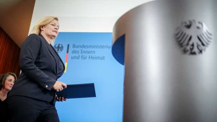 Nancy Faeser (SPD), Bundesministerin für Inneres und Heimat, kommt zur Pressekonferenz, auf der sie den Entwurf des so genannten Rückführungsverbesserungsgesetzes vorstellt (Bild: dpa / Kay Nietfeld)