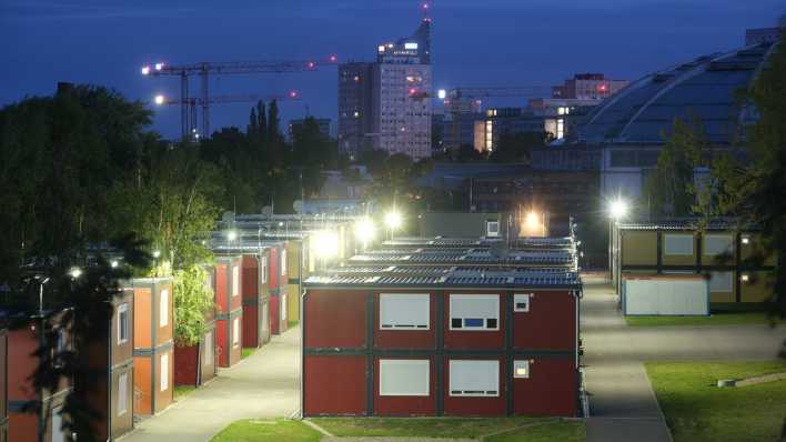 Eine Flüchtlingsunterkunft aus Containern steht im Süden von Leipzig (Bild: picture alliance/dpa | Sebastian Willnow)