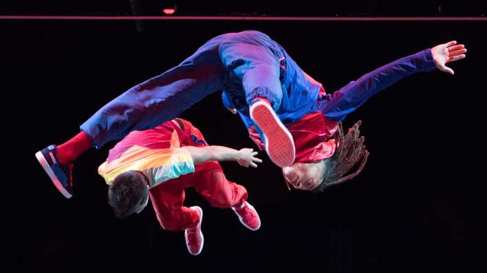Tänzer der Gruppe "Flying Steps" fliegen bei der Premiere des Stücks "Flying Pictures" über die Bühne (Bild: dpa / Jörg Carstensen)