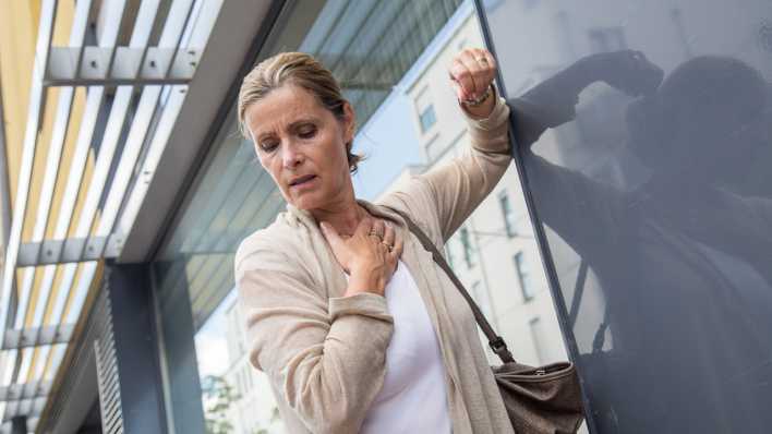 Frau hat einen Schwächeanfall