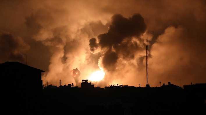 Explosionen, verursacht durch israelische Luftangriffe im nördlichen Gazastreifen (Bild: Abed Khaled/AP/dpa)